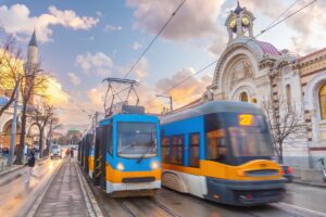 Sistemi di fissaggio per il trasporto pubblico urbano: requisiti, sfide e soluzioni per bus, tram e metropolitane